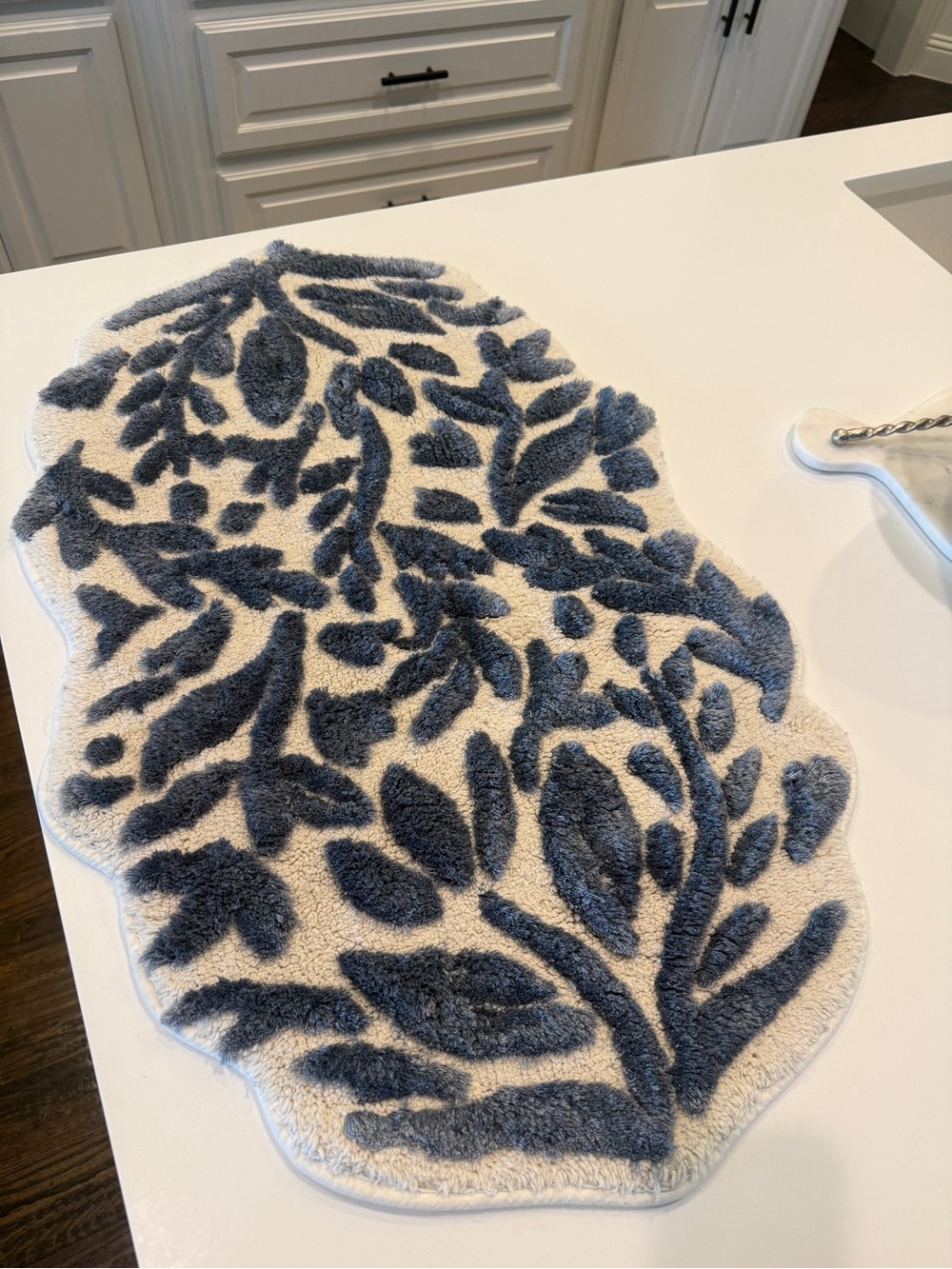 Anthropologie Plush Blue and Cream Floral Bath Rug - Soft. NEW - 21” x 34”